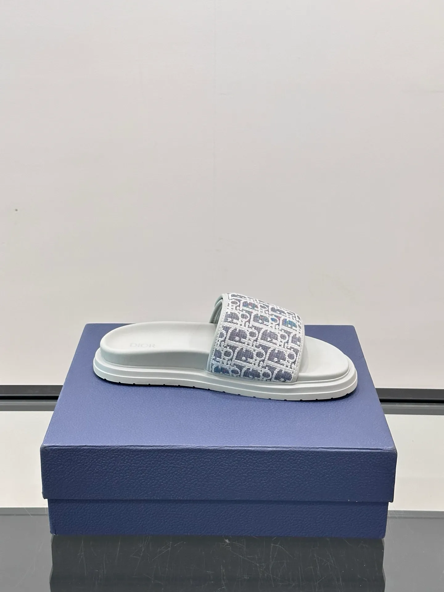 Factory price: 280💰𝐂𝐡𝐫𝐢𝐬𝐭𝐢𝐚𝐧 𝐃𝐢𝐨𝐫 Dior's latest popular sandals, classic upgraded Velcro sandals, original replicas, super durable and versatile, very comfortable on the feet, slimming and white, original cowhide leather upper, sheepskin lining Original d hardware buckle Original molded T men's shoes 💰U outsole Size: 38-44 (.45.46 customized)